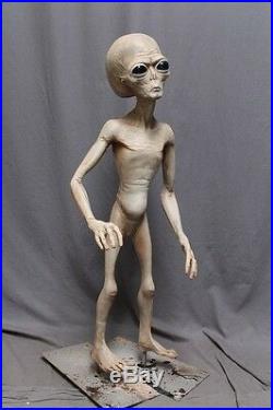 Life Size Roswell ALIEN BODY Specimen Area 51 Prop Halloween Decorations