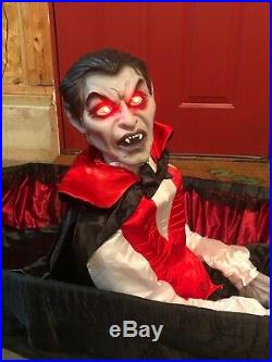 Rare Life Size Animated Vampire In Coffin Dracula / Grandin Road Halloween